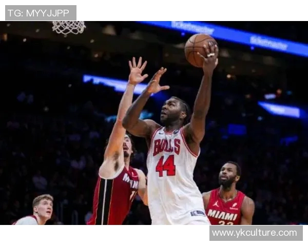 热火与小牛激战篮板大战球员拼抢展现顽强斗志与团队精神