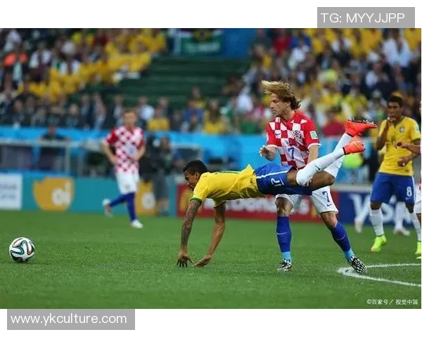 2014年世界杯荷兰队与巴西队激战回顾：一场震撼人心的足球盛宴